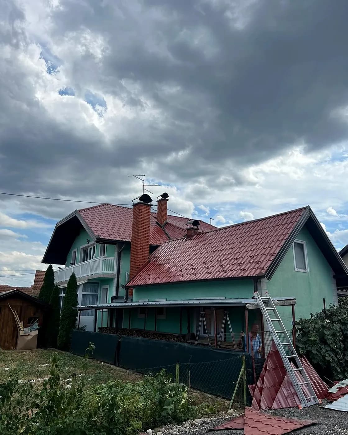 Kuća, crijep lim s bočne strane