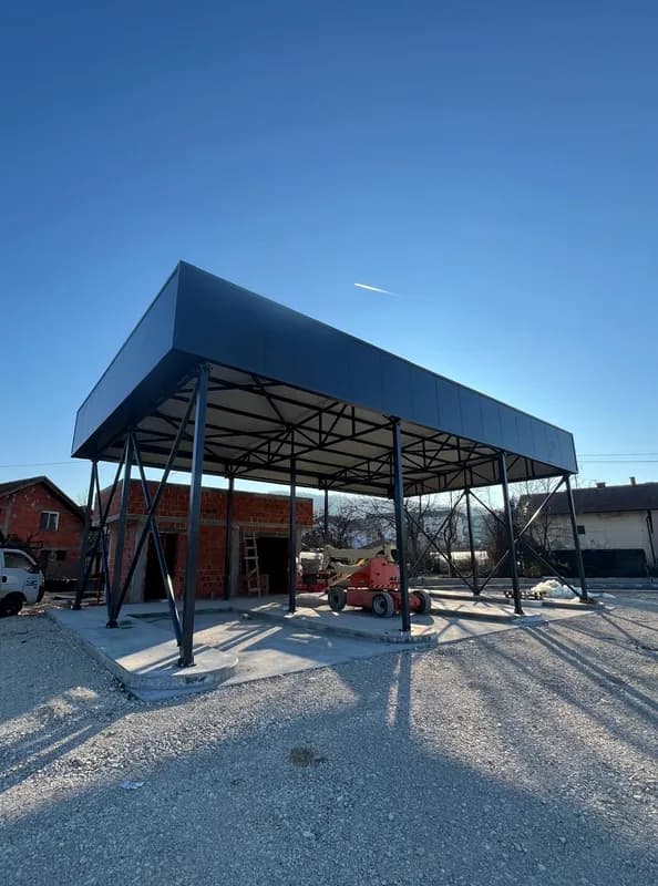Nadstrešnica s limenom oblogom