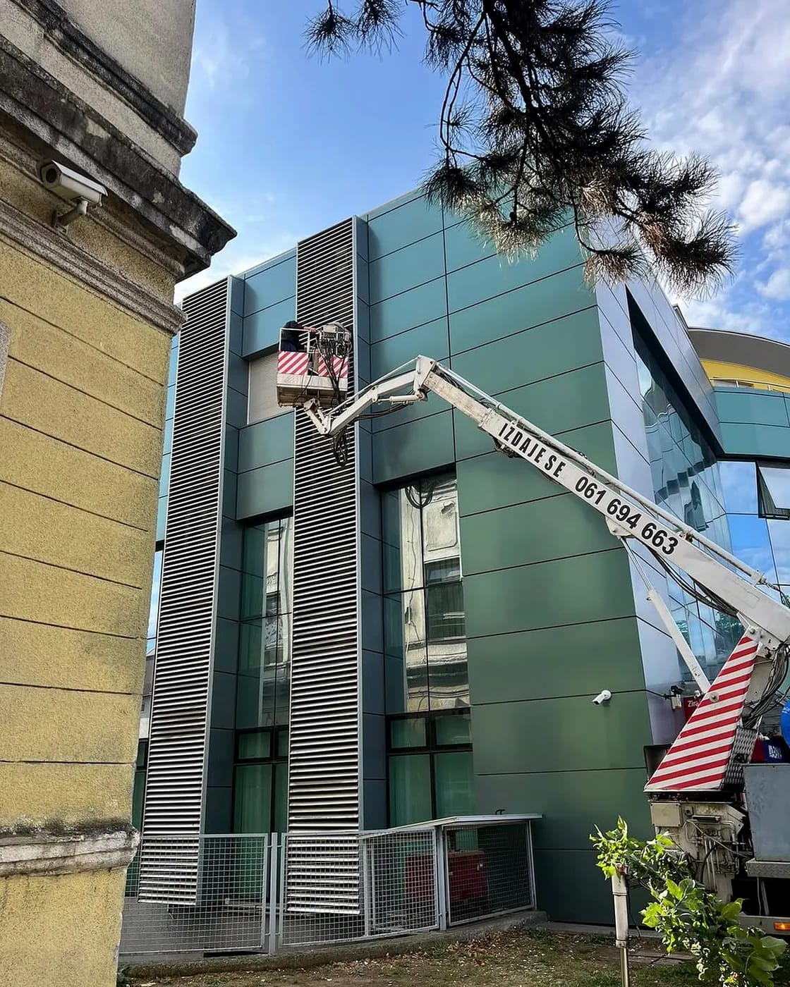 Dizalica na montaži limene fasade
