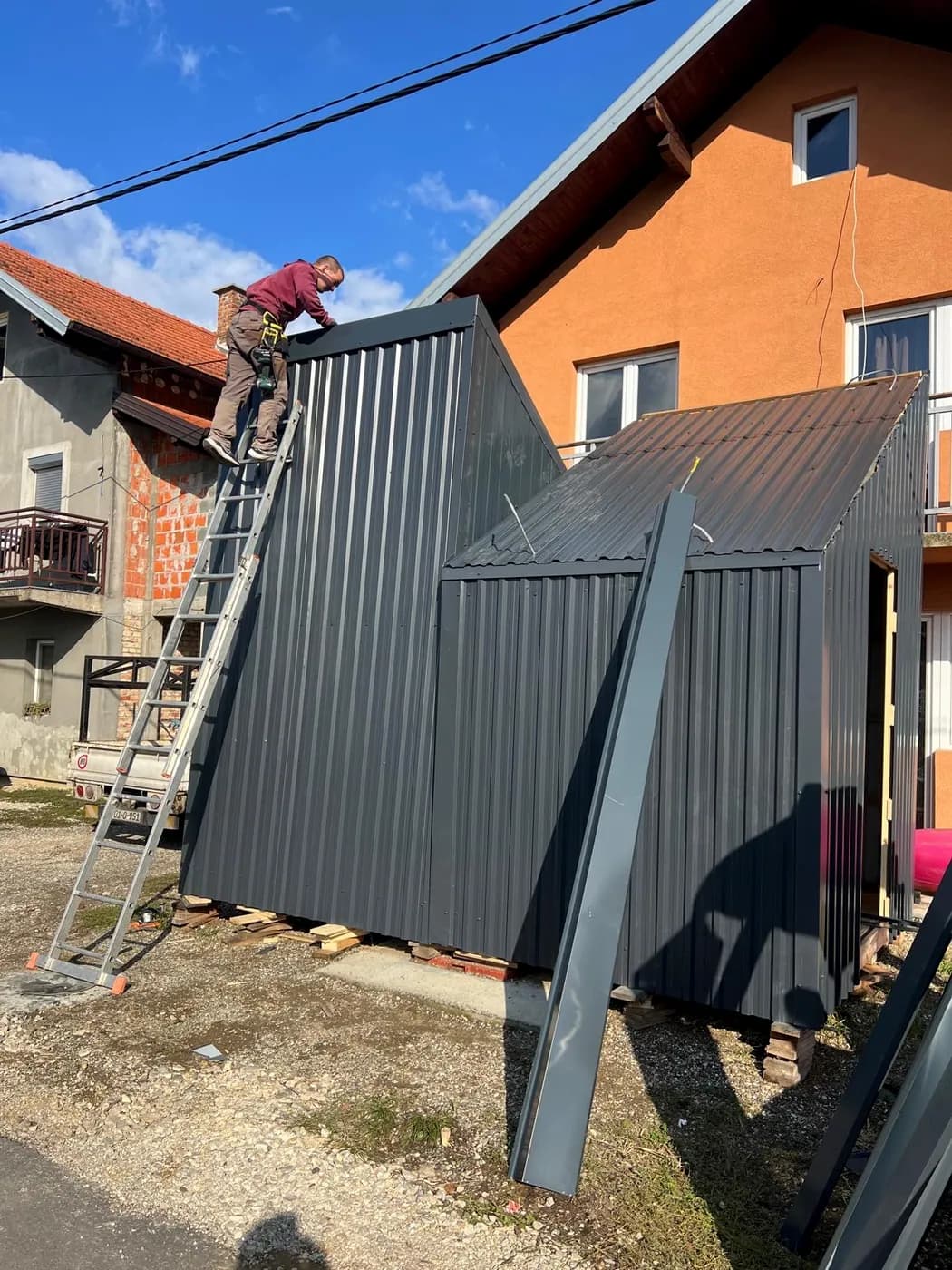 Montaža trapeznog lima na objektu