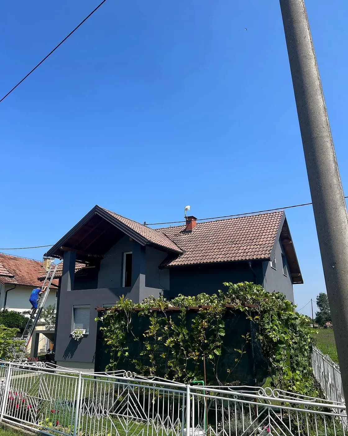 Kuća prije pranja krova